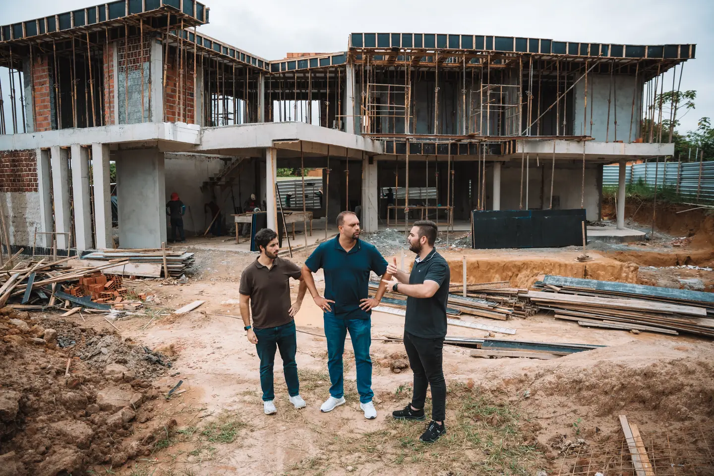 Visita técnica a obra com clientes e equipe